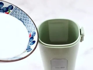 火龙果蔓越莓麦片酸奶昔,先把自制酸奶倒入榨汁杯中，记住留一些酸奶最后用。
