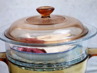 芋泥波波奶茶,首先制作芋泥：将芋头和紫薯去皮切成薄片，放入蒸锅蒸熟