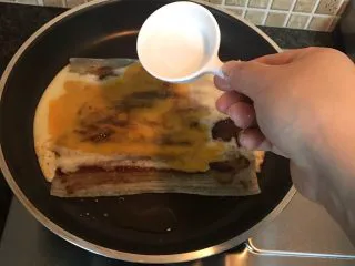 街头风味东北烤冷面,撒上白醋