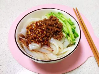 瓜丝肉末拌凉皮,加入碗汁，瓜丝肉末凉皮就做好了~