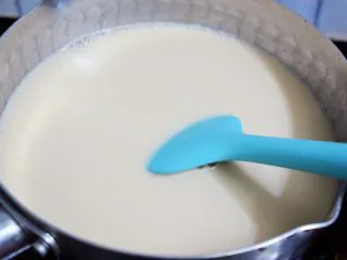 自制脏脏珍珠奶茶奶盖,小火煮至白糖融化备用