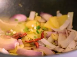 简单好学的孜然土豆片,土豆最好吃的做法,百吃不腻,倒入土豆片、干辣椒、香葱,中大火翻炒