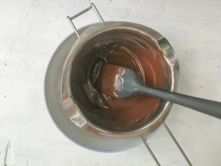 巧克力双色雪糕,完全融化的黑巧克力呈丝滑无颗粒状