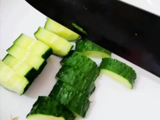 黄瓜哈密瓜汁,用的把黄瓜切块备用