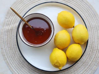 冬至美食 柠檬蜂蜜水,准备好所有食材。