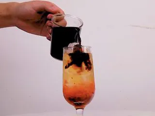 超满足的西柚果咖,喝一口幸福感爆棚,沿冰块倒入咖啡液