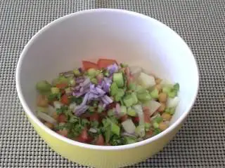 印度风味土豆鹰嘴豆小吃,红洋葱切丁.