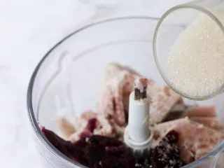 芋泥波波奶茶,加入白糖