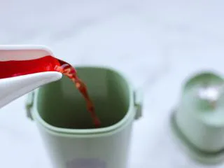 蔓越莓桑葚气泡水,最后倒入蔓越莓汁,搅打成汁。