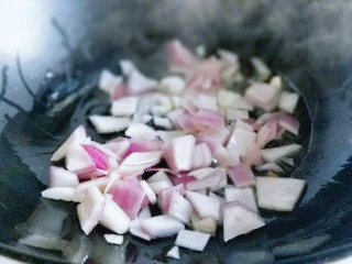 做年货+别有一番风味的牛肉浓汤,热锅加入食用油，下洋葱炒出香味。