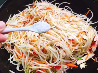 福州特色小吃+炸春卷,加入适量盐翻炒均匀