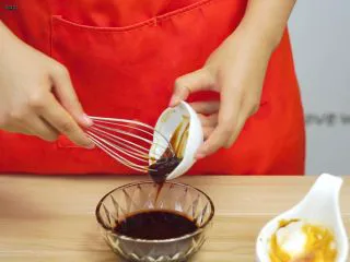 必吃的广东小吃——广州肠粉,加入耗油