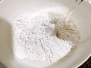 广式小吃——钵仔糕,加入清水130克