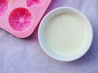 百变水果 芒果冰格,根据配方奶奶比例调成牛奶。