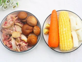 山药香菇玉米土鸡汤,①土鸡肉    500g ②香菇       8个 ③胡萝卜  1根 ④玉米       1根 ⑤山药       1根 ⑥姜           1块 ⑦葱           1根