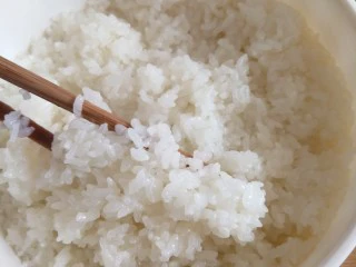 老北京小吃艾窝窝,把正好的糯米用筷子搅拌一下,等待晾凉。