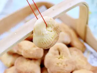 胶东节日小吃~七夕巧果,记忆中的味道,小时候妈妈都会用红绳给我串起来挂在脖子上,想吃的时候随时都可以吃到。