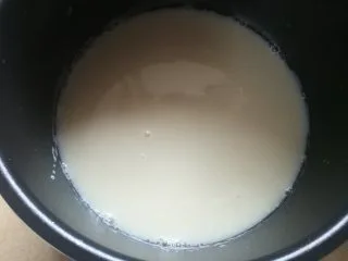 家乡小吃——姜汁红糖豆花,倒入煮好的豆浆中,快速搅拌两三下即可