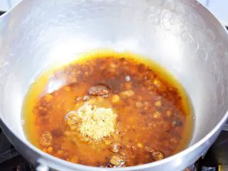 自制脏脏珍珠奶茶奶盖,这时候来制作糖浆，锅中加入红糖75克和清水50克