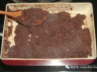 老北京小吃之“驴打滚”,红豆沙要不断的小火翻拌着炒到这种程度,软腻的能勉强捏成型。