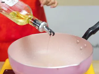 必吃的广东小吃——广州肠粉,锅烧热，倒入少量油