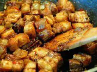 东南亚风味红烧肉,再加入少许生抽，鱼露，适量红 糖，现磨黑胡椒（黑胡椒不放也 可），再翻炒几分钟上色。