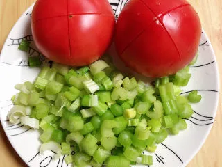 番茄金针菇汤,芹菜切丁待用，西红柿切个十字。