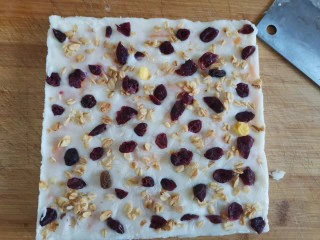 厚切芒果酸奶,然后脱模,撕掉保鲜膜