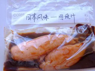 秘制异国风味鸡胸肉腌料&绝佳搭配 （减肥必备）,倒入腌料 封口 充分按摩哦！别忘了 放入冰箱腌制一晚 或者放冷冻层可以存放一个月