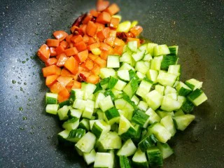 好吃到舔盘的黄瓜火腿丁,加黄瓜翻炒。