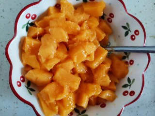 厚切芒果酸奶,芒果削皮切小块