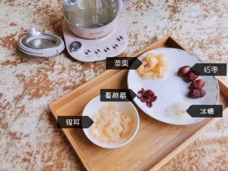 蔓越莓银耳羹简易养生壶版,准备好材料:提前泡发的银耳，蔓越莓，苹果，红枣，冰糖，养生壶装1000ml水