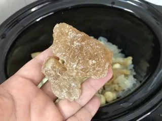 花胶莲子银耳糖水,加入一大块老冰糖,也可以用白糖,红糖等,但我个人还是喜欢冰糖它比较清润