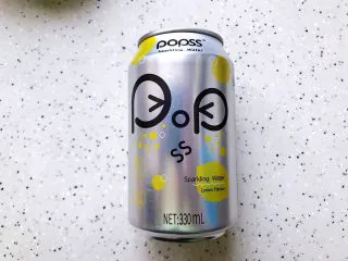 火龙果薄荷气泡水,再准备好一罐气泡水