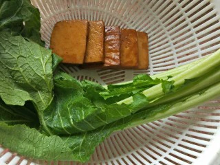 家常菜之春菜炒香干,准备好茶干，洗净的春菜