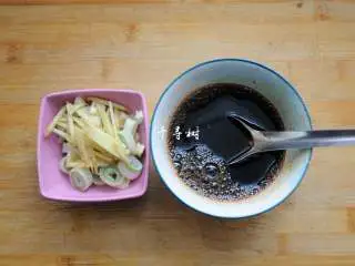 经典家常菜之鱼香肉丝（清真牛肉版）,葱切圆片，姜切丝，蒜切片备用。2勺醋，2勺糖，半勺老抽，1勺料酒倒入碗中调匀成为碗汁。