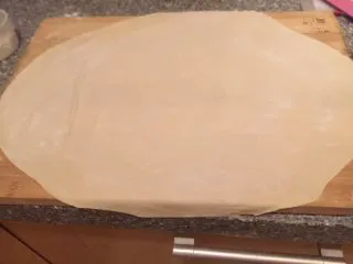 乡味~重庆小吃红油抄手,擀面皮要面团小一点,能擀成薄片,越薄越好。