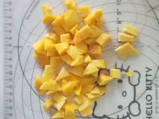 芒果百香果雪梨汁,2、芒果切小块，要熟一点的芒果。 