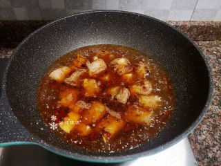 四季豆烧排骨,倒入适量清水大火煮开再转小火煮20分钟。