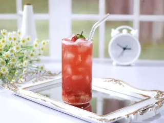 草莓蔓越莓气泡饮,喜欢就赶紧安排起来吧。