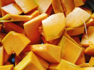 奶油南瓜浓汤,放蒸锅，隔水蒸熟，如何判断是否熟没熟，用一根筷子戳南瓜，可以很容易的插进去就是熟了，如果戳起来感觉很硬就是没熟； PS：也可以蒸箱或者微波炉蒸熟； 时间根据切块大小和火力大小决定；