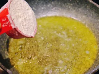 秘制异国风味鸡胸肉腌料&绝佳搭配 （减肥必备）,倒入1/4杯普通面粉