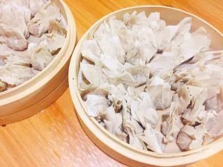 福州特色小吃+肉燕,放入蒸笼里