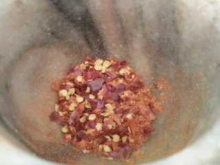 凉拌麻辣藕片,五个干辣椒，捣成辣椒碎备用