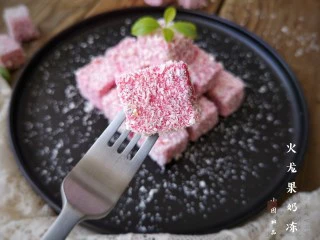 火龙果椰蓉奶冻,一起来和小朋友享受自制火龙果椰蓉奶冻的美味吧!