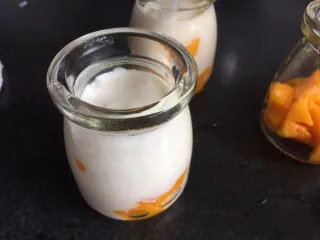 草莓布丁+芒果布丁,倒入煮好的牛奶