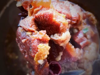 秘制红烧牛肉,加入葱花再次煮沸