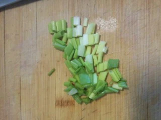 蒜蓉粉丝娃娃菜,小葱切葱花备用。