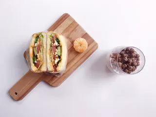 （创意菜）老干妈风味咸鸭蛋酒肠三明治,配上水果和谷物牛奶吃起来吧！