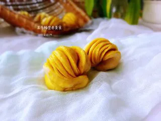 姜黄花卷，饮料做,取出可以吃了，一次吃不完的晾凉后装保鲜袋放入冰箱保存，吃的时候拿出来加热。
